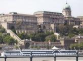 Весьма эффектная Будайская крепость, расположившаяся на высоком холме, чтобы гордо взирать на бегущие внизу воды Дуная