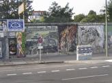 С западной части Берлинской стены любила собираться молодежь ФРГ – она устраивала пикники и разрисовывала "гордость коммунизма"