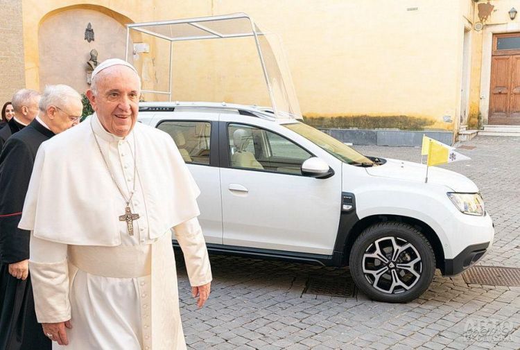Папа Римский пересел на Dacia Duster
