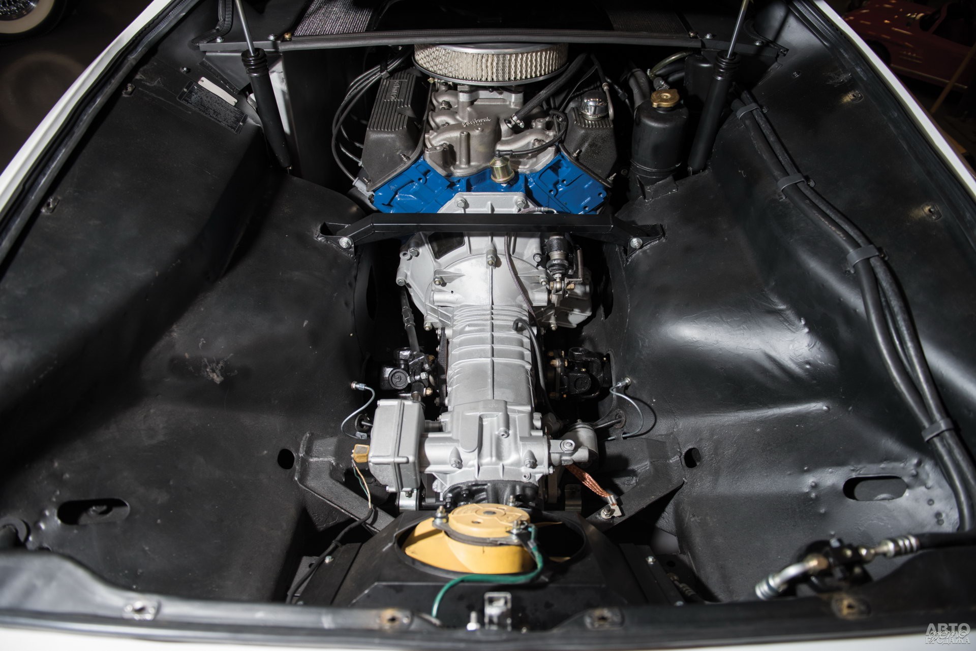 Двигатель V8 объемом 5,8 л знаком по Ford Mustang