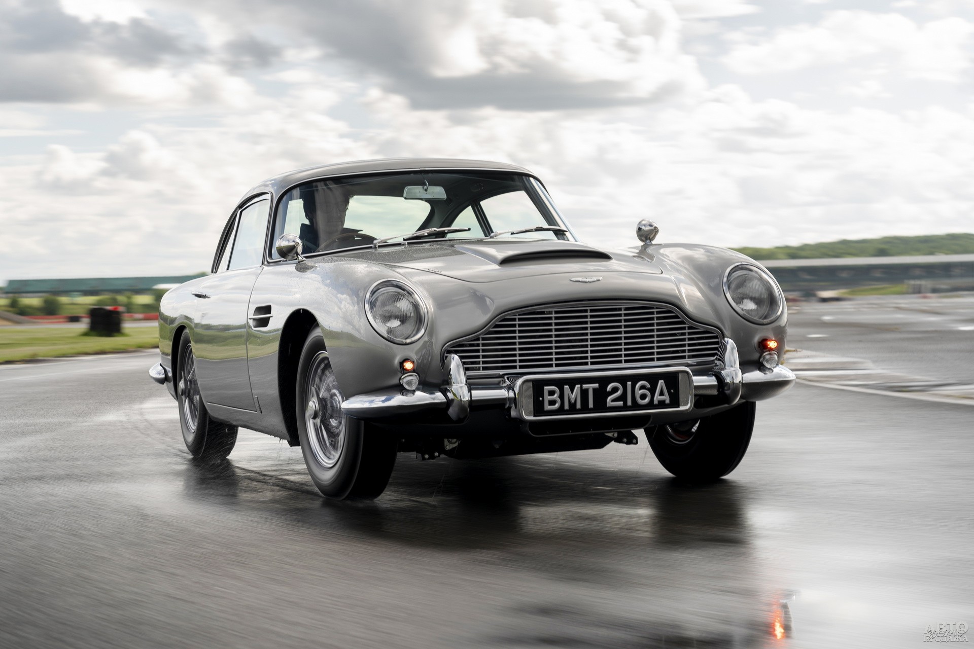 Aston Martin DB5 агента 007 выпустили ограниченной серией в наши дни
