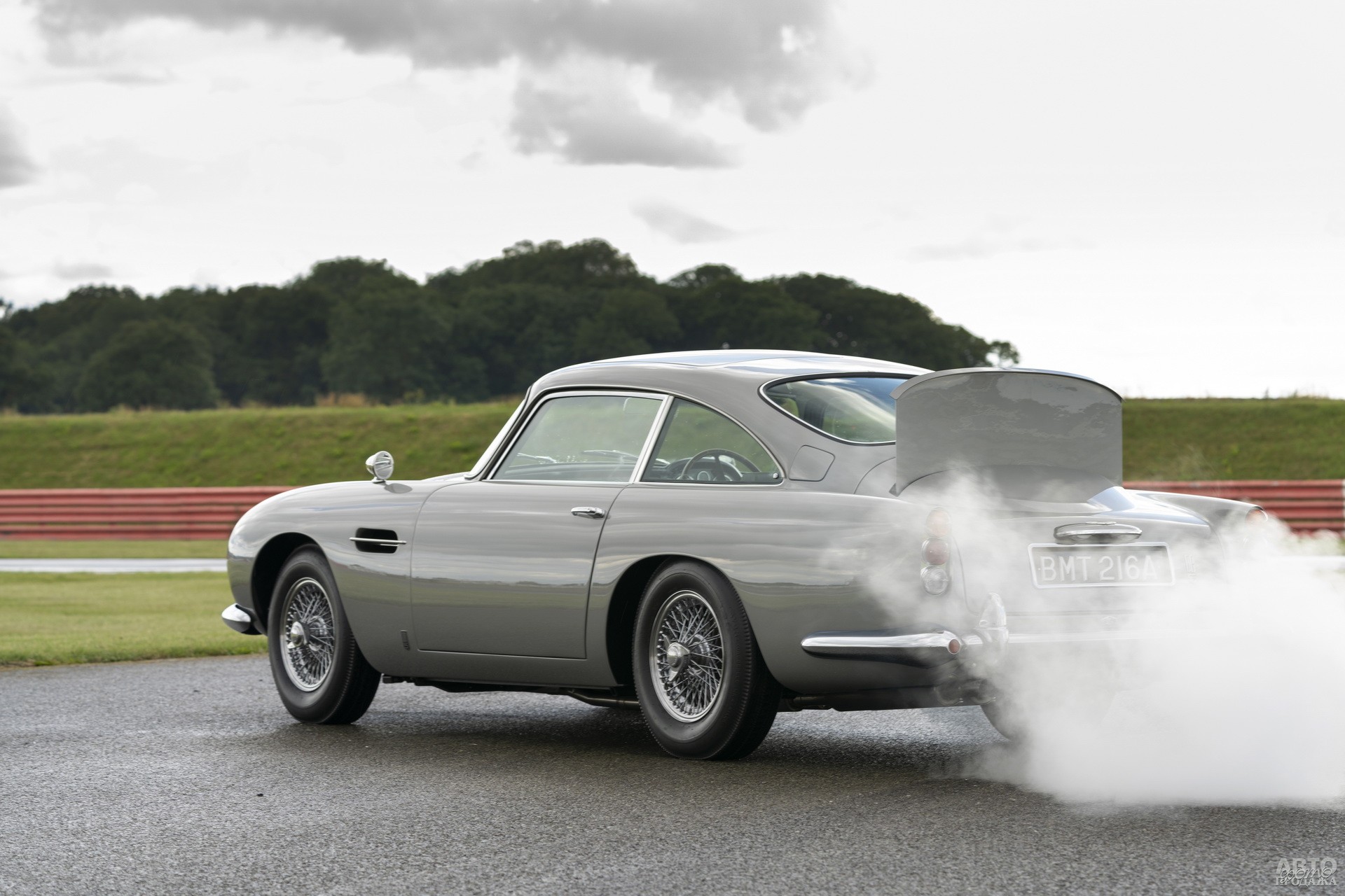 Aston Martin DB5 оснащен дымовой завесой, пулеметами в бамперах и пуленепробиваемым щитом сзади