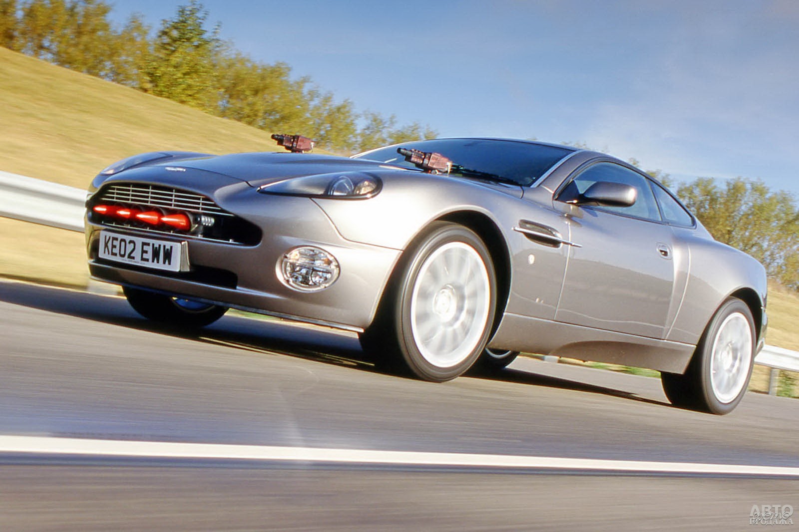 Aston Martin V12 Vanquish в серии «Умри в другой день» получил ракетную установку и технологию невидимости