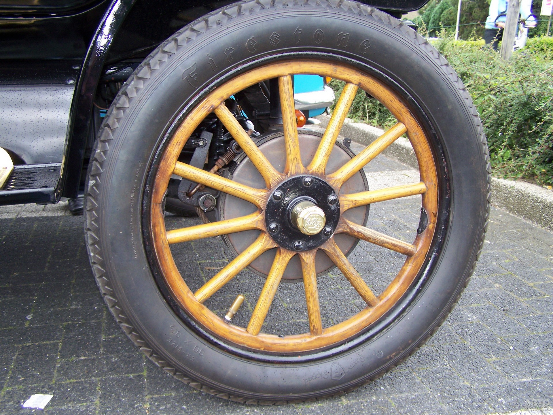 Спицованные колеса изготавливали из дерева