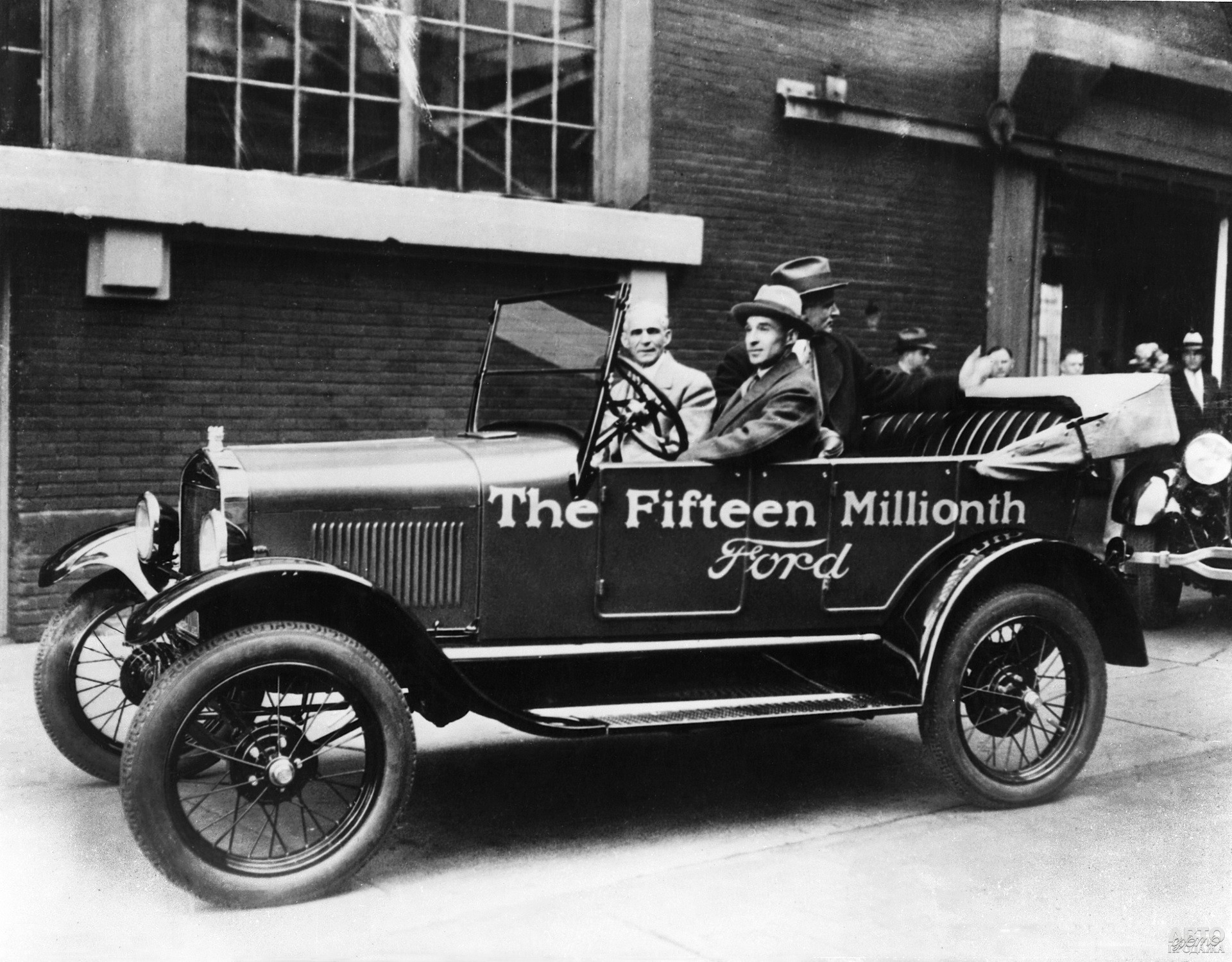 Генри Форд в 15-миллионном Ford Т