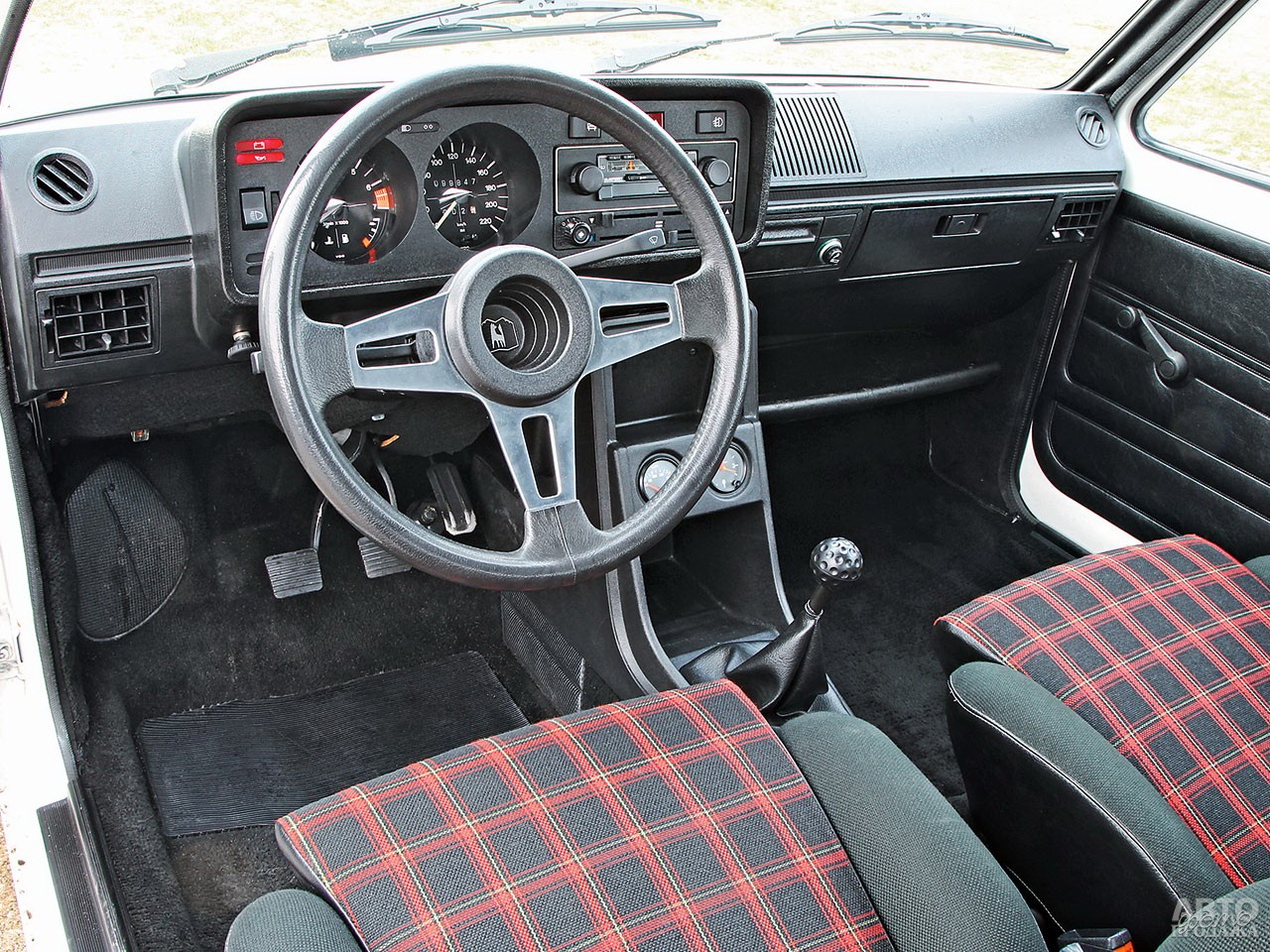 Клетчатые сиденья – отличительная черта Golf GTI