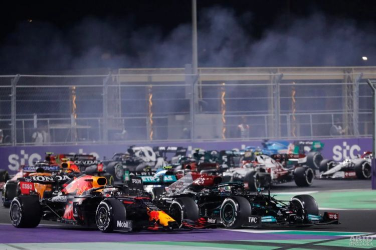 Формула-1: Хэмилтон вырвал победу в Саудовской Аравии