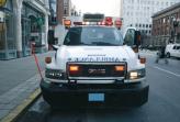 Характерной чертой скорой помощи является зеркальное написание слова Ambulance спереди автомобиля