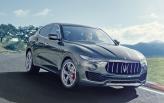 Широкая «пасть» решетки радиатора Maserati Levante сочетается с узкими фарами