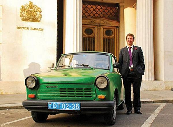 Легенда восточногерманского авто-прома в качестве дипломатического автомобиля вызывает у прохожих слезы умиления на глазах