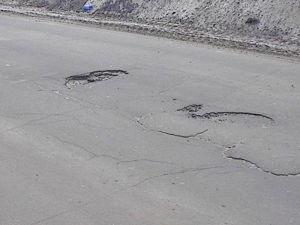 Согласно ГОСТов Российской Федерации, на дороге допускаются ямы, которые не превышают по длине – 15 см, ширине – 60 см и глубине – 5 см