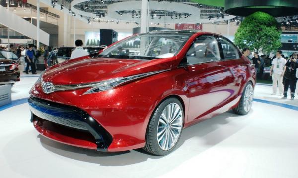 Toyota представила первые фото обновленного Avensis 