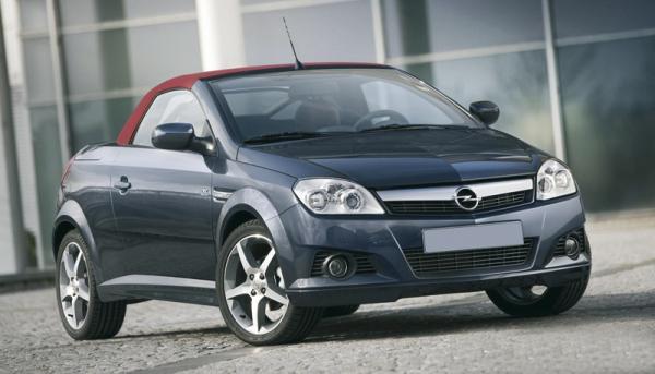 Наиболее заметное отличие Opel Tigra TwinTop – красная тканевая обивка крыши