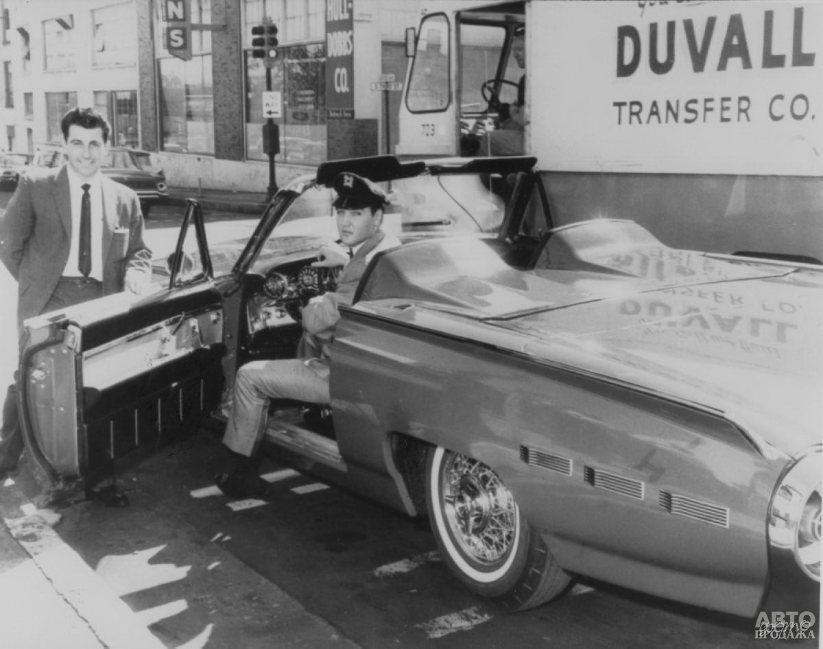 Элвис в Ford Thunderbird 1962 года