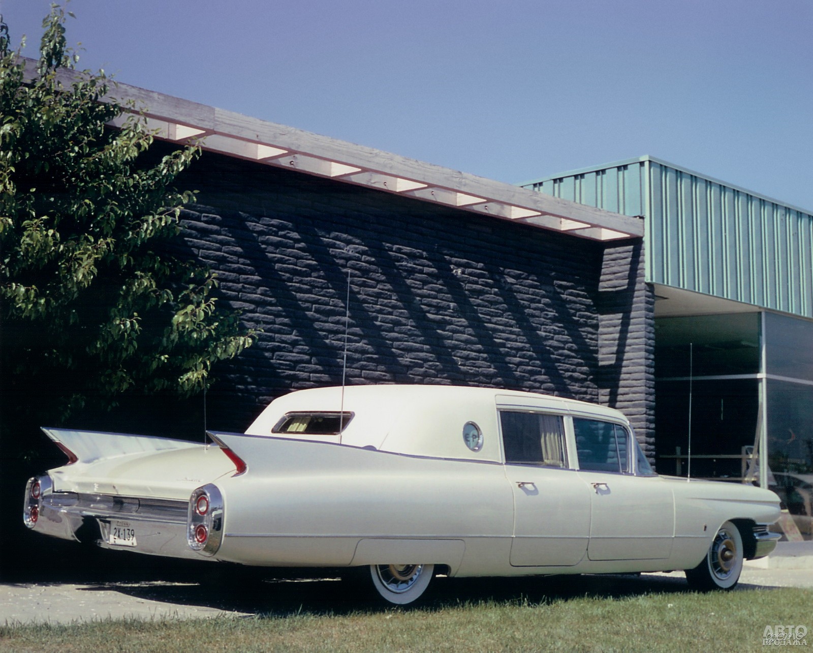 Единственный в своем роде Cadillac Fleetwood 75 1961 года декорирован настоящим золотом