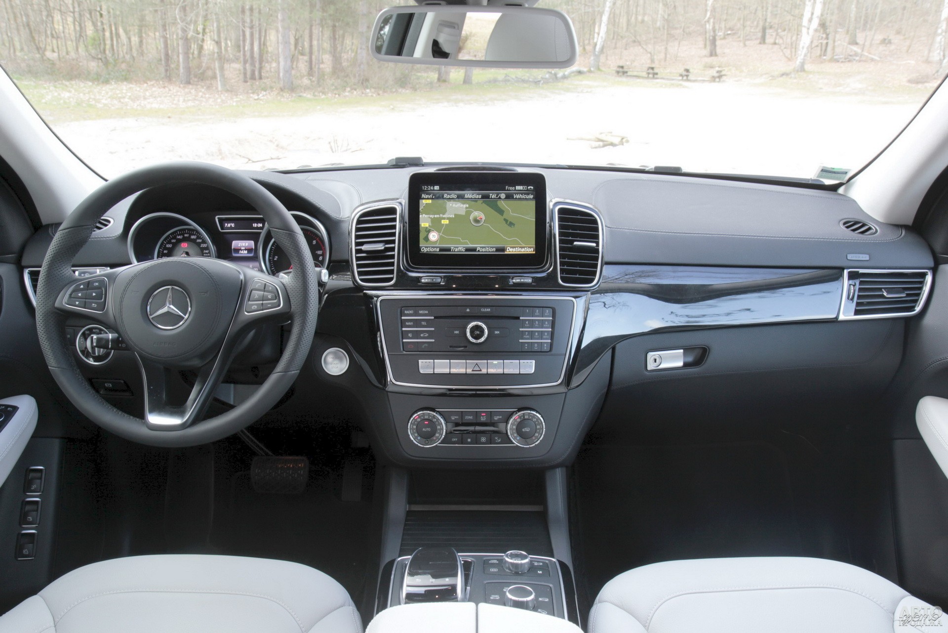 Приборы Mercedes-Benz помещены в отдельные колодцы