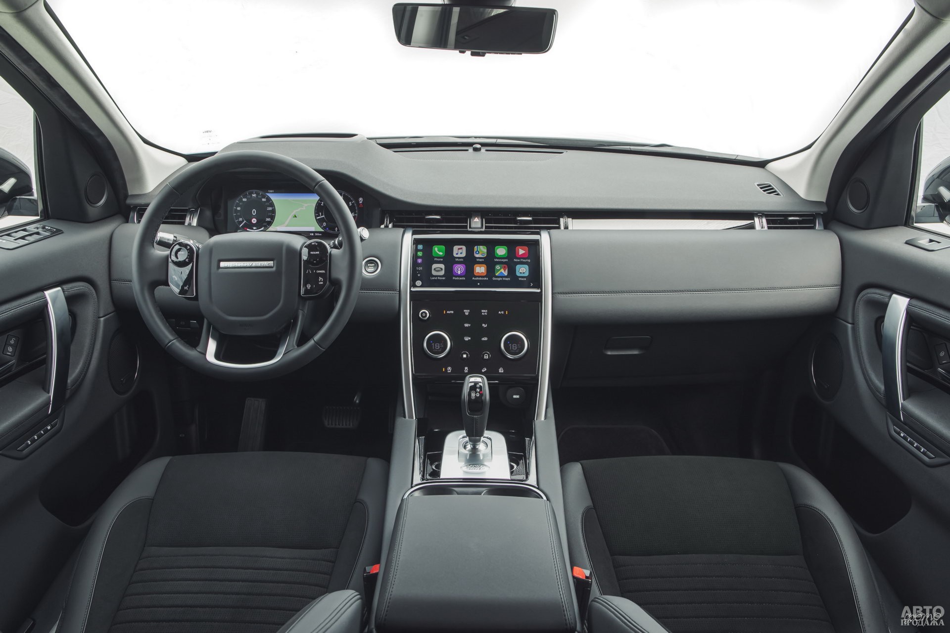 Приборная панель Land_Rover – цифровая, а кнопки на центральной панели– сенсорные