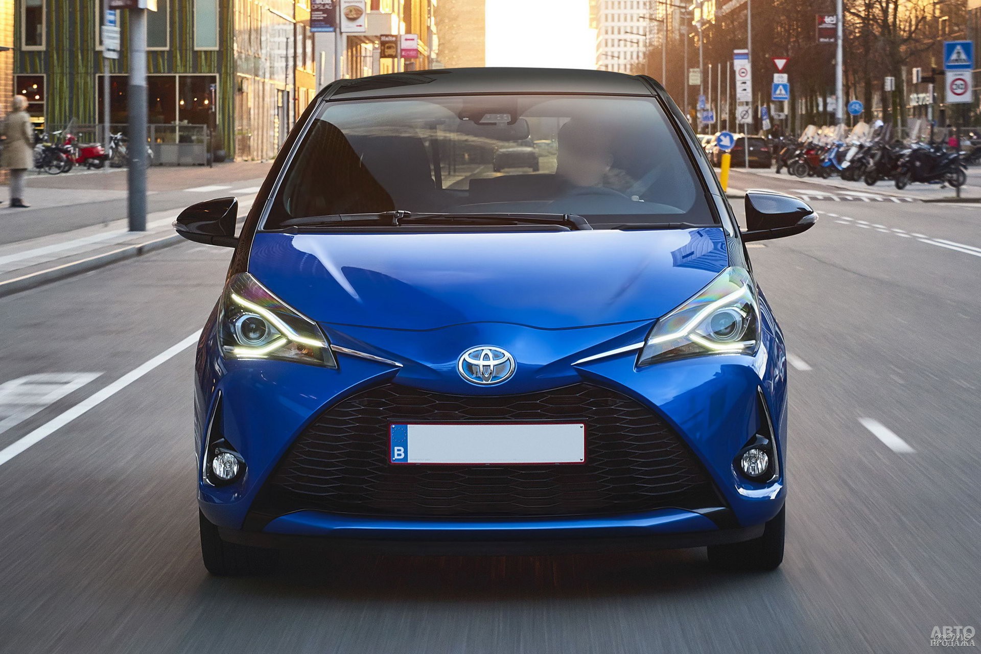 У Toyota_Yaris – выраженный «нос» и широкая решетка радиатора