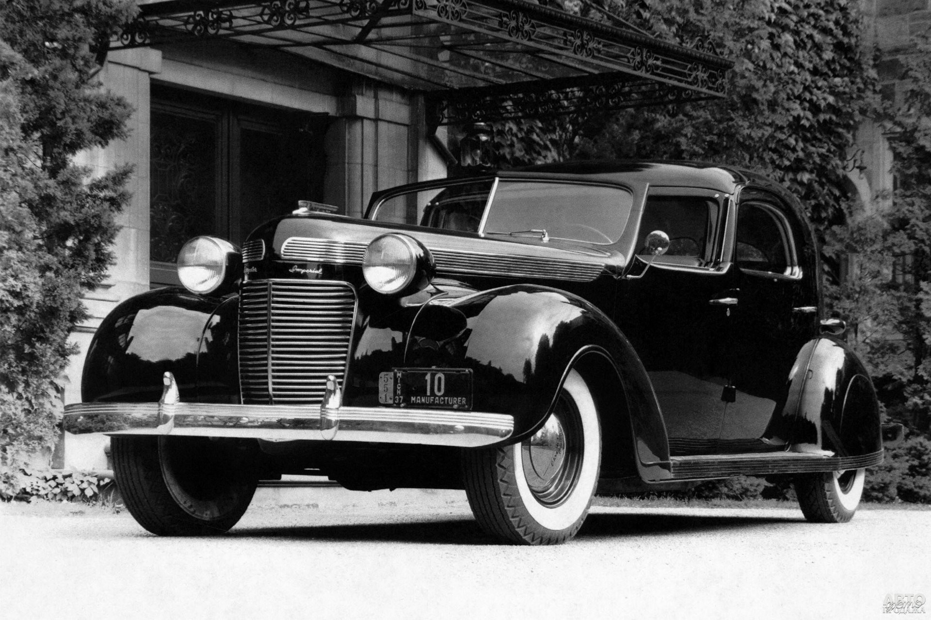 Этот Chrysler_Imperial 1937 года с кузовом от LeBaron использовала дочь Уолтера Крайслера