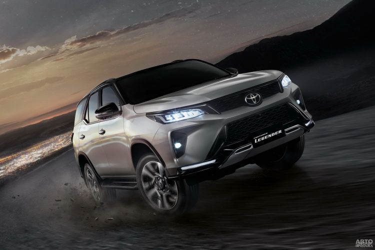 Toyota Fortuner: новое «лицо» и новый двигатель