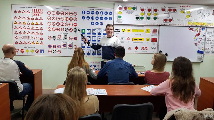В Украине введут дистанционное обучение в автошколах