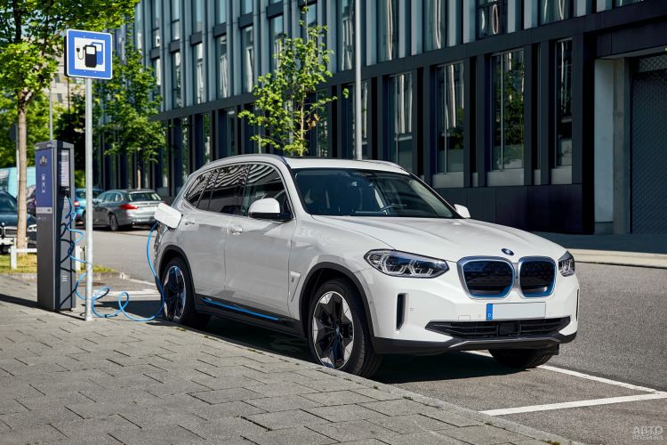 BMW iX3: курс на электрификацию
