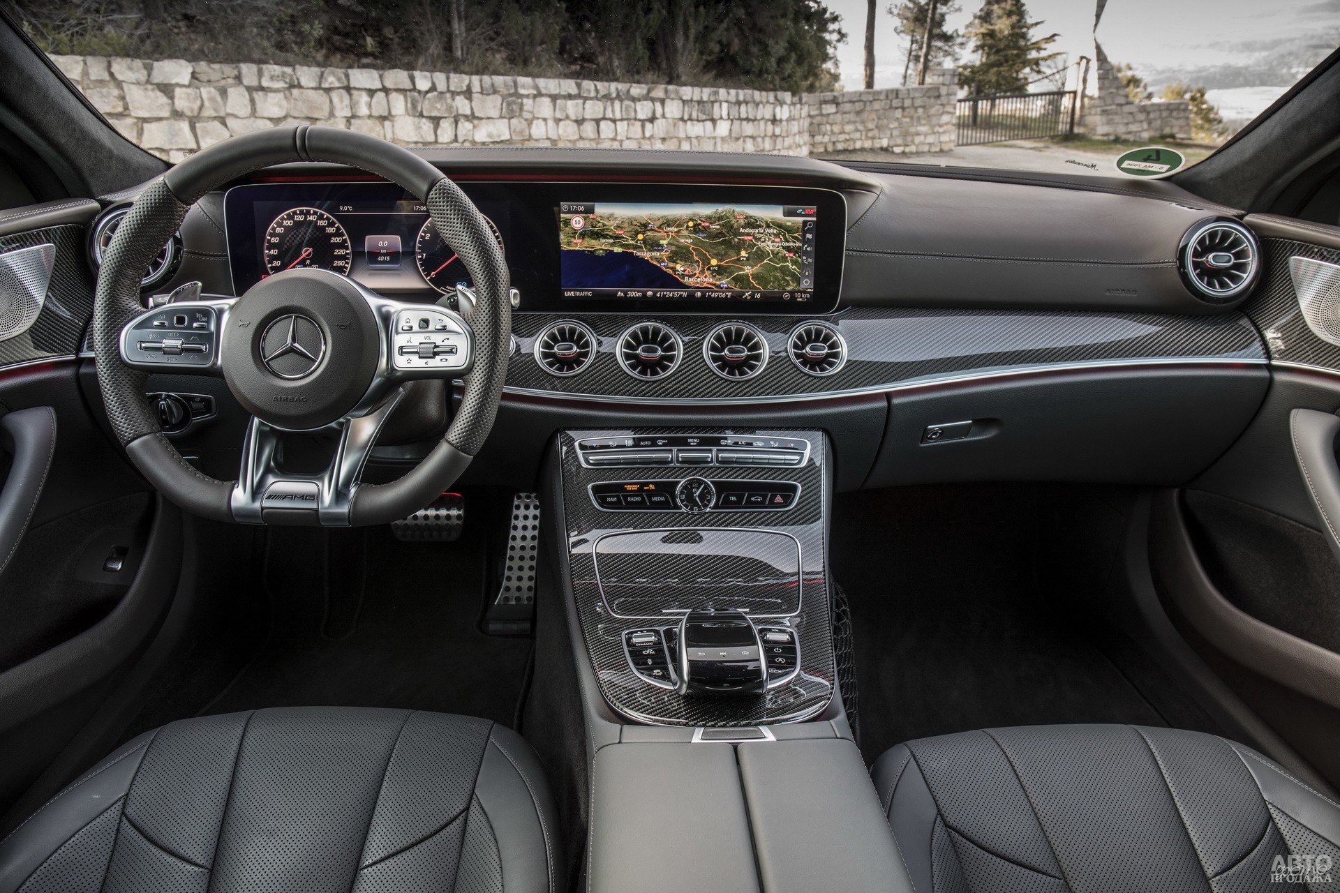 Цифровая панель приборов Mеrcedes-Benz сгруппирована с дисплеем мультимедийной системы