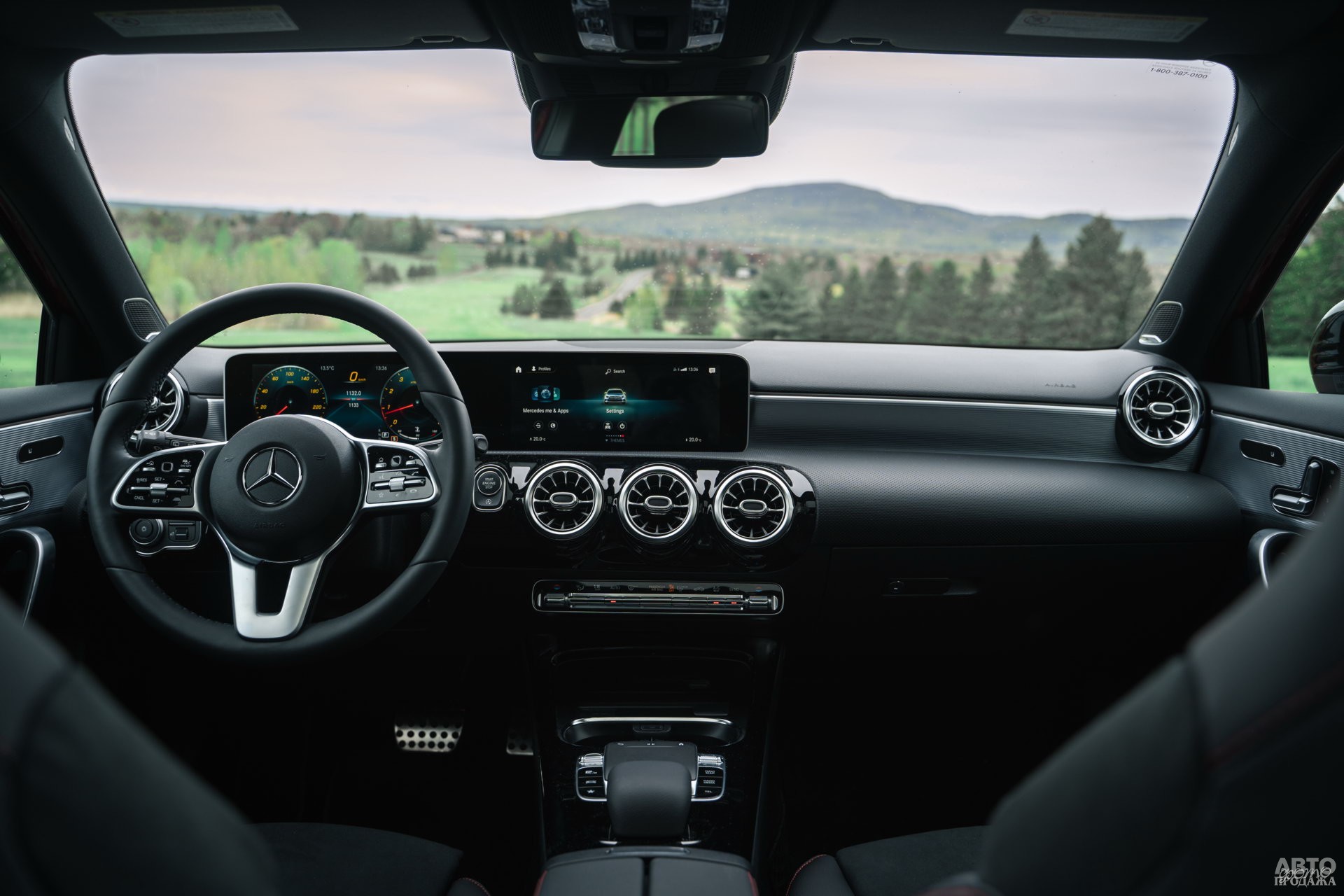 Панель приборов Mercedes-Benz сгруппирована с дисплеем мультимедийной системы