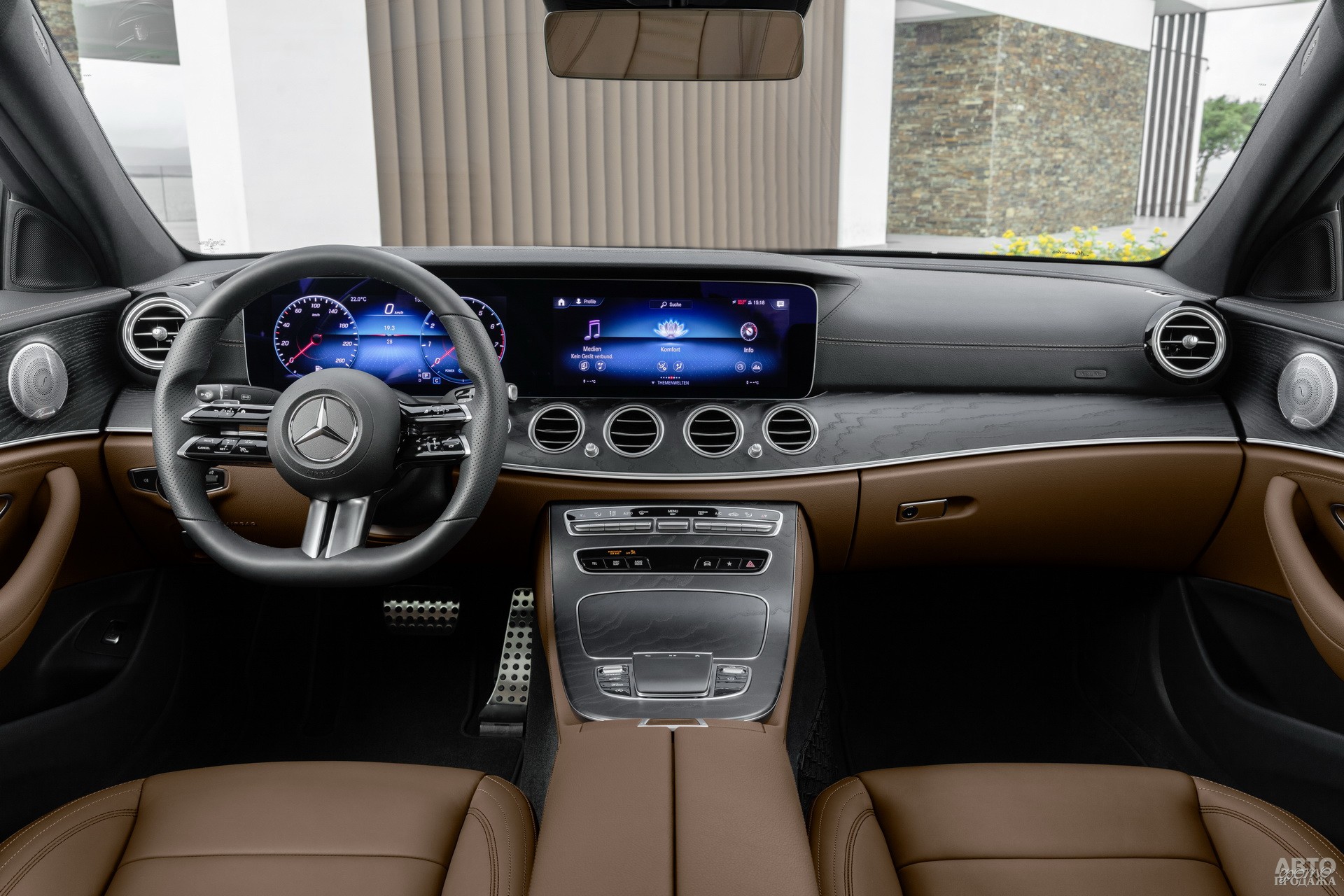 Панель приборов Mеrcedes-Benz сгруппирована с дисплеем мультимедийной системы