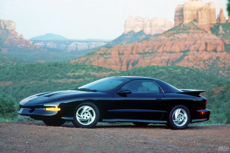 Четвертое поколение Pontiac Firebird появилось в 1992 году
