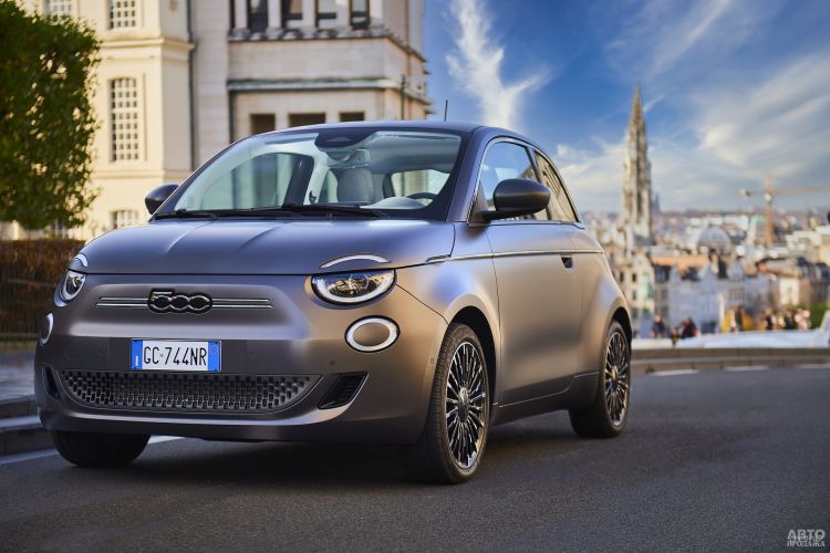 Электрический Fiat 500 2020 года
