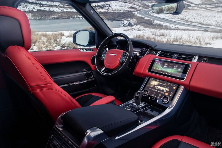 На центральной панели Range Rover Sport – два сенсорных дисплея