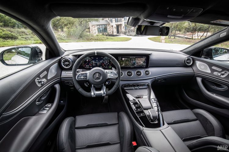 Цифровая панель приборов Mercedes-AMG сгруппирована с дисплеем мультимедийной системы