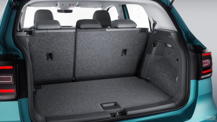 В зависимости от положения сидений объем багажника Volkswagen равен 385-455 л