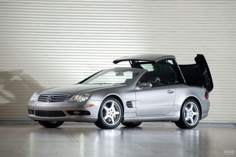 Mercedes-Benz SL 2001 года получил жесткий складывающийся верх