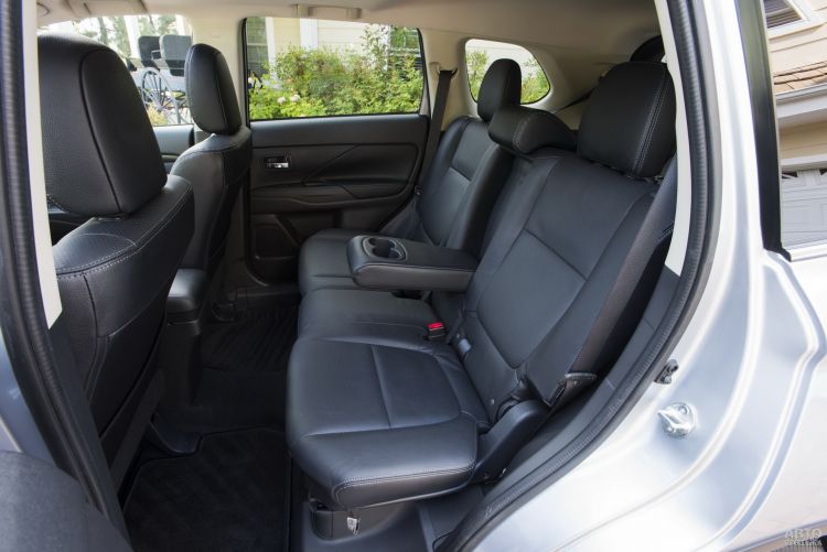 У задних сидений Mitsubishi предусмотрена горизонтальная регулировка