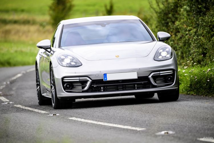 Каплевидные фары роднят Porsche Panamera с 911