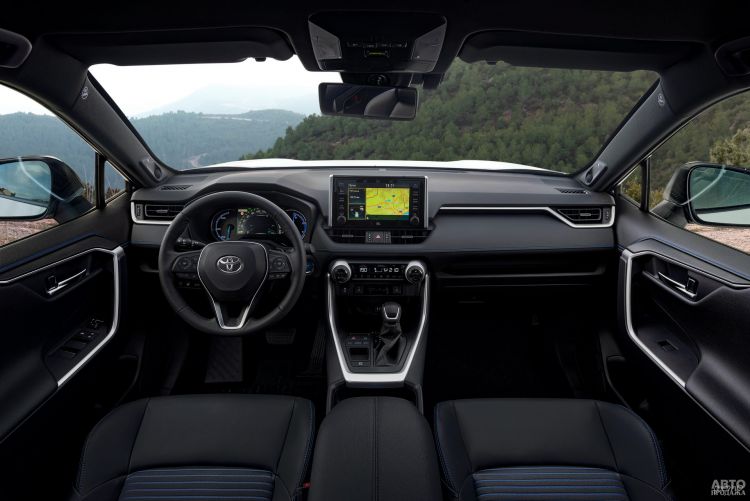 Показания спидометра в Toyota выведены на дисплей
