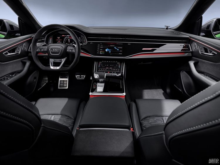 На центральной панели Audi – сразу два сенсорных дисплея