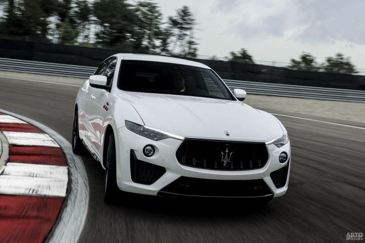 Широкая «пасть» решетки радиатора Maserati Levante Trofeo сочетается с узкими фарами