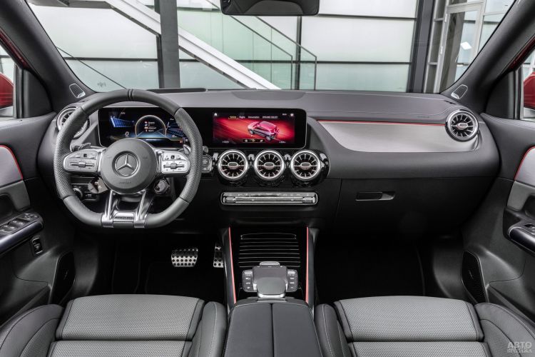 Цифровая панель приборов Mercedes-AMG сгруппирована в один блок с сенсорным дисплеем