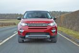 Хромированная решетка радиатора и раскосые фары – черты Land Rover Discovery Sport