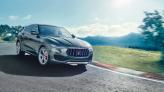 Широкая «пасть» решетки радиатора Maserati Levante сочетается с узкими фарами