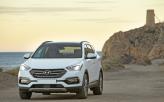 Широкая решетка радиатора Hyundai Santa Fe сочетается со стреловидными фарами