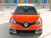 По центру радиаторной решетки Renault Captur – огромный логотип марки