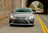 Широкая решетка радиатора Lexus LS сочетается с Z-образными светодиодными фарами
