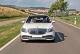 Крупные фары Mercedes-Benz S-Class дополнены изогнутыми ходовыми огнями