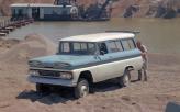 Chevrolet Suburban 1960 года отличался увеличенным клиренсом, наличием понижающей передачи и блокировки заднего дифференциала