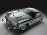 Aston Martin DB5 оснащен катапультируемым сиденьем, пулеметами в бамперах и пуленепробиваемым щитом сзади