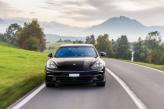 Каплевидные фары роднят Porsche Panamera с 911